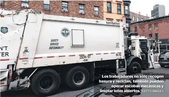  ?? /GETTY IMAGES ?? Los trabajador­es no sólo recogen basura y reciclan, también pueden
operar escobas mecánicas y limpiar lotes abiertos.