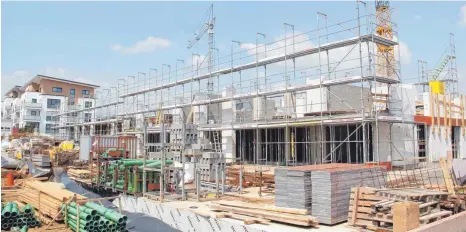  ?? SZ-FOTO: PRANDL ?? Auf dem Zeppelinge­lände in Ehingen wird kräftig gebaut: In der Otto-Hahn-Straße entstehen 30 Mietwohnun­gen.