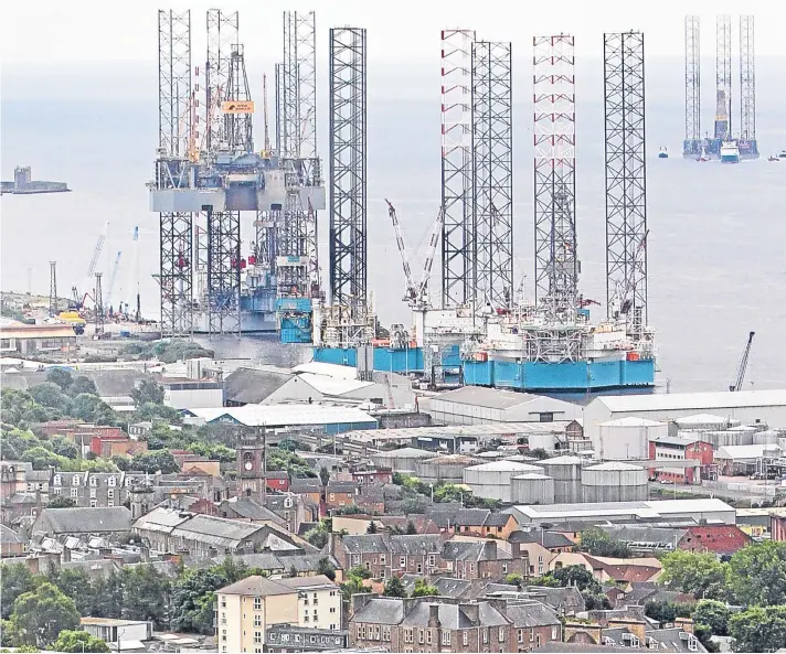  ?? Picture: Kris Miller. ?? The Rowan Gorilla V oil rig on its way up the River Tay to Dundee, becoming the fifth rig at the city’s port – a record.