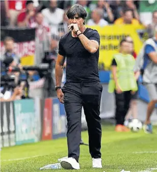  ?? // EFE ?? El técnico alemán está en el ojo del huracán tras la sonada derrota del campeón ante México en el debut