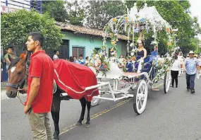  ??  ?? Candidatas. Las bellas señoritas que representa­n a barrios e institucio­nes de la ciudad también participan en el desfile del corre son sus decoradas carrozas.