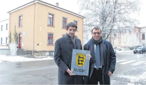  ?? FOTO: IGNAZ STÖSSER ?? Die Notare Heiner Huber (links) und Peter Deuringer richten in der Sigmaringe­r Karlstraße eine Kanzlei ein. Die Tafel wird nach der Außensanie­rung des Gebäudes im Frühjahr angebracht.