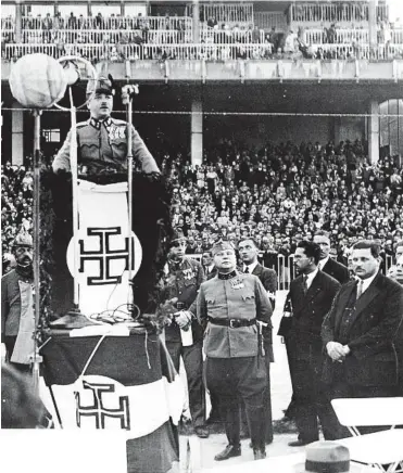  ?? PICTUREDES­K (7) ?? 1933: Auf dem Trabrennpl­atz in Aspern verkündet Bundeskanz­ler Engelbert Dollfuß am
11. September die Errichtung eines autoritäre­n Ständestaa­tes