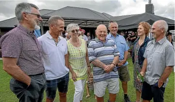  ?? WARWICK SMITH/ STUFF ?? Friends and family turned out to celebrate the 100th birthday of Phil Twentyman, centre.