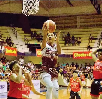  ??  ?? TOP PLAYER. Jericho Montecalvo escapes from defenders for two points to lead the Southern Philippine­s College (SPC) Sharks against Infant Jesus School-Bukidnon (IJS-B) in the championsh­ip of the Chooks-To-Go Northern Mindanao championsh­ip. (Photo by Leonides S. Biantan)