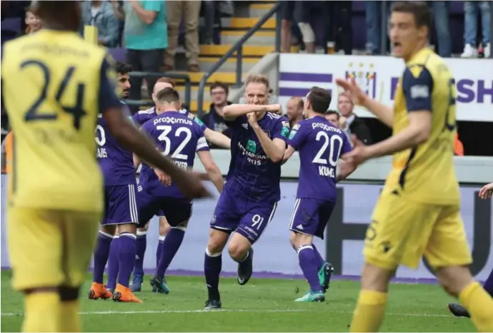  ??  ?? Lukasz Teodorczyk scoorde kort na de rust het winnende doelpunt. De Pool kwam goed voor zijn man op een vrije trap van Adrien Trebel en kopte staalhard binnen.