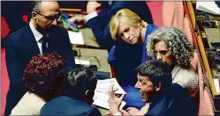  ??  ?? Il capannello Nell’immagine a sinistra Matteo Renzi, Monica Cirinnà , Roberta Pinotti, Valeria Fedeli, Dario Stefano e Davide Faraone