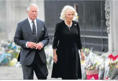  ?? OLIVIER HOSLET / EFE ?? El rey Carlos III y Camilla, reina consorte, observan el homenaje floral ante el Palacio de Buckingham.