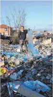  ?? FOTO: DPA ?? Auch das ist Europa: Ein Junge spielt in Sofia auf einem Platz voller Müll. Die EU-Kommission hat jetzt Vorschläge unterbreit­et, wie die EU sozialer wird.