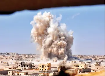  ??  ?? Smoke rises from buildings in the area of Bughayliya­h, on the northern outskirts of Deir Ezzor, on Wednesday, as Syrian regime forces advance during the battle against Daesh. (AFP)