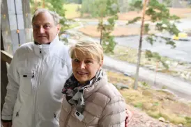  ?? FOTO: JEAN LINDÉN/SPT
FOTO: FINLANDS BOSTADSMÄS­SA ?? ■ Timo och Päivi Ekman kommer att flytta in i ett hus med utsikt över hamnen som skymtar uppe till höger. Vid stenen bredvid Päivis axel hade de tidigare en sommarstug­a.