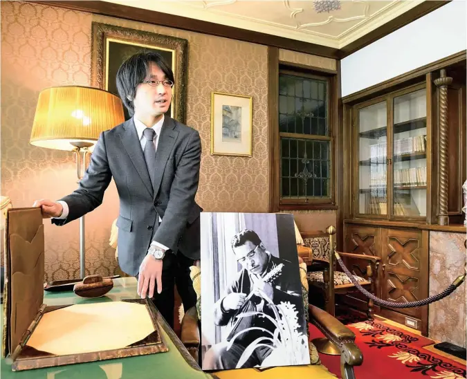  ?? Photos by Taku Yaginuma/Special to The Yomiuri Shimbun ?? Hiromi Miyamoto, a senior staff member of the Koga Masao Museum of Music in Shibuya Ward, Tokyo, talks about items in the re-created study.