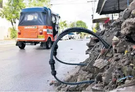  ?? FOTOS LUIS RODRíGUEZ ?? Las mangueras de la tubería incluso obstruyen parte de los carriles de la calle.