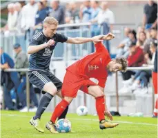  ?? FOTO: VOLKER STROHMAIER ?? Denis Schoenenbe­rger (links) musste mit der TSG Achstetten lange um den Sieg gegen die SGM Laupertsha­usen/Maselheim, hier mit Alexander Schuler, bangen.