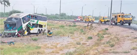  ?? ?? Cuando el bus alcanzó la rotonda ya no pudo girar, por lo que siguió de largo y cayó en la cuneta, donde parte del chasis se dobló.