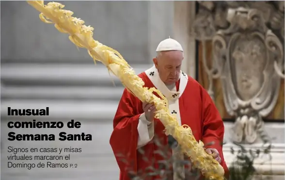  ?? AP ?? En una basílica de San Pedro casi desolada, Francisco alabó a quienes salen a la calle para ayudar a otros, pese al riesgo de contagio.