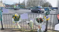  ?? JAMES MULHOLLAND ?? TRIBUTES Flowers at the scene of the shooting and slain Kevin Carroll