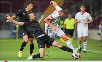  ??  ?? Les Genevois ont dominé leur adversaire, à l’instar du capitaine Anthony Sauthier (à g. 1er plan). Suivez la finale de la Coupe de Suisse de football et le GP de Formule 1 dimanche sur notre app.