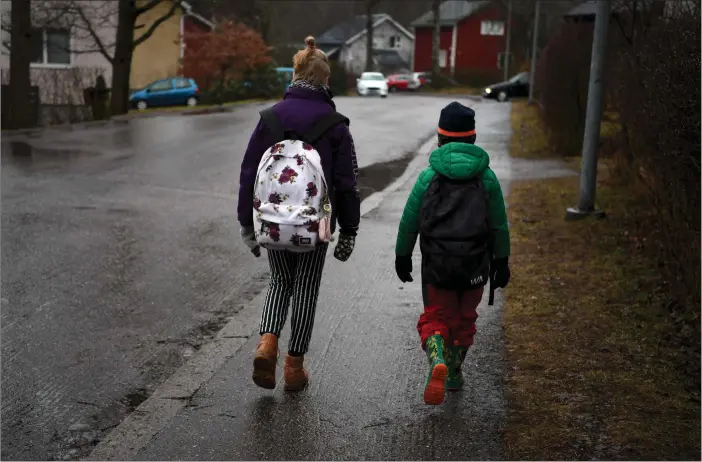  ?? FOTO: ANTTI AIMO-KOIVISTO/LEHTIKUVA ?? På tisdagen håller skolorna öppet som vanligt och de barn som har böcker i klassrumme­t uppmanas hämta hem dem.