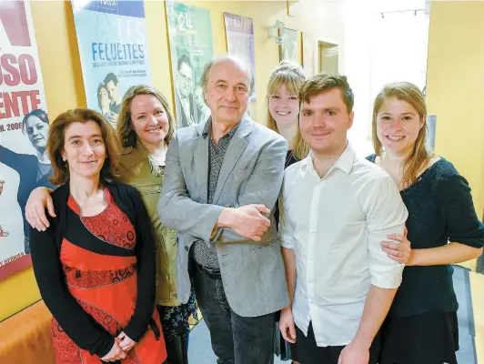  ??  ?? Les metteures en scène Véronika Makdissi-warren ( CHSLD), Amélie Bergeron ( Une bête sur la lune), Marie-hélène Gendreau ( Bienveilla­nce) et Maryse Lapierre ( Mme G.), Michel Nadeau, directeur artistique de La Bordée, et l’auteur et comédien Maxime...