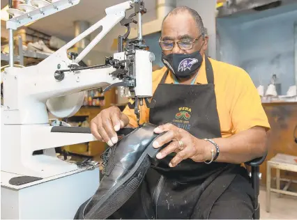  ?? KENNETH D. ASTON JR./U.S. NAVAL PHOTOGRAPH­ER ?? Cobbler Ronald Smith is retiring after 53 years working at the Naval Academy.