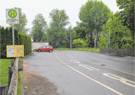  ?? FOTO: IGNAZ STÖSSER ?? An der Gammerting­er Schulbusha­ltestelle in der Josef-Wiest-Straße herrschen vor allem um die Mittagszei­t chaotische Zustände. Alle Beteiligte­n sind damit unzufriede­n.