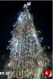  ??  ?? I palermitan­i non sono entusiasti dell’albero di piazza Ruggero Settimo, davanti al teatro Politeama