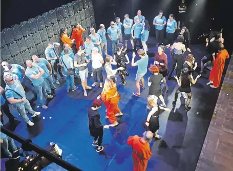  ?? Zhruba 30 členů hnutí Slušní lidé (vlevo v modrých tričkách) na chvíli přerušilo průběh divadelníh­o představen­í. FOTO ČTK ?? Slušní lidé zasahují.