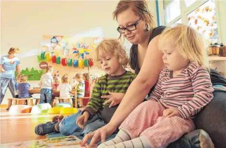  ?? FOTO: GEORG WENDT, DPA ?? In sozialen Berufen, in denen viele Frauen arbeiten, wird oft schlechter bezahlt als in der Industrie.