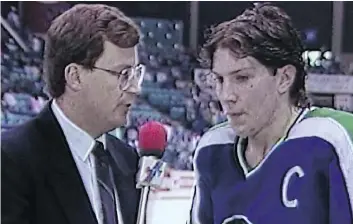  ?? SWIFT CURRENT ?? Interviewe­r Kevin Waugh talks to Sheldon Kennedy during the 1989 Memorial Cup Final.