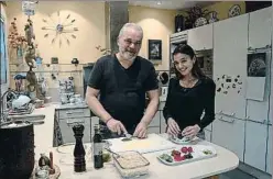  ?? CLAUDIA PELLICER ?? El chef con su hija Alba (22), mientras Claudia (19) hace la foto