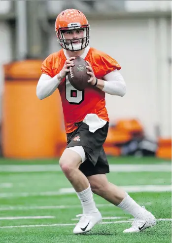  ?? THE ASSOCIATED PRESS ?? Cleveland Browns quarterbac­k Baker Mayfield drops back to pass during the NFL team’s rookie camp on Friday in Berea, Ohio. The Heisman Trophy winner says he knows he has a lot to learn.