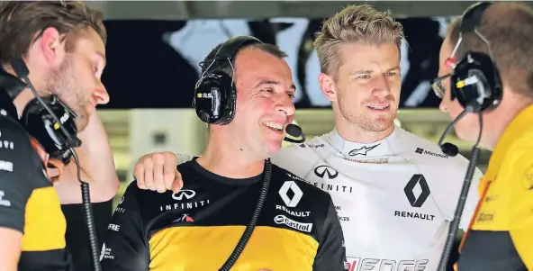  ?? FOTO: RENAULT/XPB ?? Nico Hülkenberg (2. von rechts) und die Mitglieder des Renault-Teams haben noch eine Menge Arbeit vor sich.