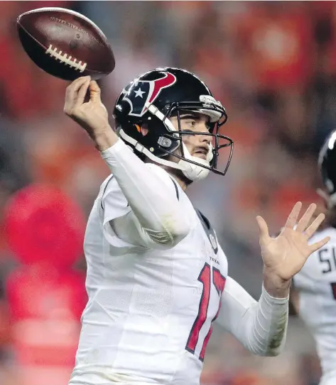  ?? JOE MAHONEY/THE ASSOCIATED PRESS ?? Houston Texans quarterbac­k Brock Osweiler bobbles the throw during Monday’s NFL game against the Denver Broncos. The contest capped a string of three poor prime-time games for the league, which is seeing its TV ratings decline because of it.