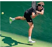  ?? FOTO: DPA/AMENDOLA ?? Alexander Zverev bei einem Return im Viertelfin­ale gegen Lloyd Harris.