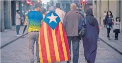  ??  ?? Un grupo de catalanes, anoche en el centro de Barcelona.