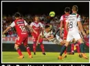  ??  ?? Oribe Peralta se lanza de palomita para conectar el balón de cabeza.