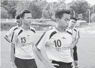  ??  ?? 汶萊國家足球協會16­歲以下聯賽黃蜂A隊1­0號球員諾瑟占曼（前者）在單場比賽攻進5球。