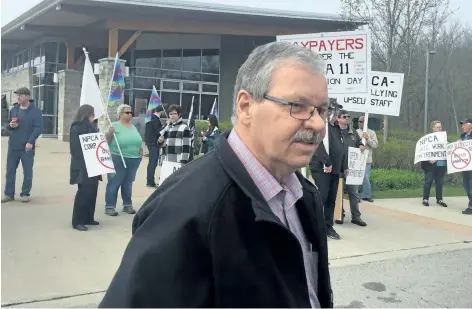  ?? BILL SAWCHUCK/POSTMEDIA NETWORK ?? Smokey Thomas, president of Ontario Public Service Employees Union, gets ready to address a protest outside a board meeting of the Niagara Peninsula Conservati­on Authority board at Ball’s Falls Wednesday.