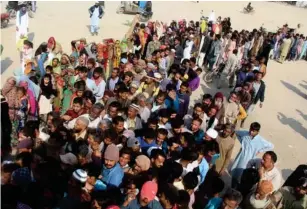  ?? (EPA) ?? Pakistanis queue for wheat flour in Hyderabad, after supply disruption­s caused by the Ukraine war sent prices soaring