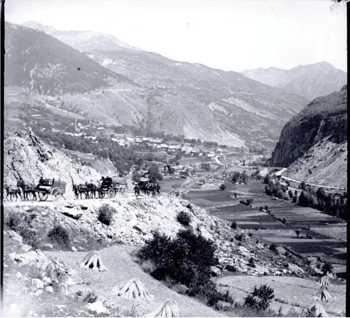  ?? © Fonds Alixant, archives municipale­s de Briançon. ?? Diligence, chariots et champs en terrasses cultivés : le village de Prelles, sur la Durance, bien avant la RN 94…