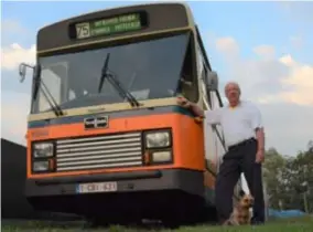  ?? FOTO ERIK VANDEWALLE ?? Fons Reynaerts rijdt zondag van Antwerpen naar Lillo in een retrobus.