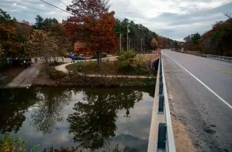  ?? MICHAEL G. SEAMANS FOR THE BOSTON GLOBE ?? Media gathered at the boat launch where the car owned by the suspect in a mass shooting was found along the Androscogg­in River off Lisbon Street in Lisbon, Maine, on Oct. 26.