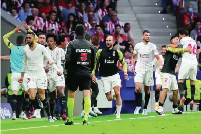  ?? GONZALO PÉREZ ?? El Sevilla celebró la clasificac­ión para la Liga de Campeones sobre el césped del Metropolit­ano