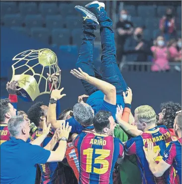  ?? FOTO: EFE ?? Los jugadores del Barça mantean a Xavi Pascual tras recibir el trofeo como nuevos campeones de la Champions