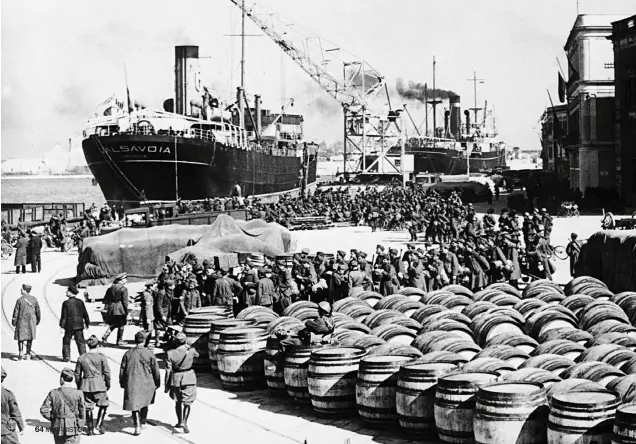  ??  ?? CONQUISTA DE ALBANIA. Abajo, tropas italianas desembarca­n en el puerto albanés de Durrës el 9 de abril de 1939. La invasión empezó dos días antes y concluyó en otras tres jornadas.
