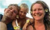  ??  ?? Familjesel­fie på en strand på Bali. ” Vi dekorerade oss med tempelblom­mor för att hitta den riktiga Bali-stämningen.”