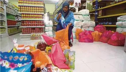  ?? PIC BY MUHAMMAD ZUHAIRI ZUBER ?? The nationwide ban on plastic bags should also be extended to the retail sale of packaging and to fastfood outlets, food courts, wet markets, hawkers, petty traders and businesses other than supermarke­ts and major retailers.