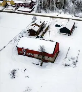  ?? ?? Gården det er snakk om inneholder et fjøs, en enebolig bygget på 1970-tallet og en kårbolig fra 1700-tallet.