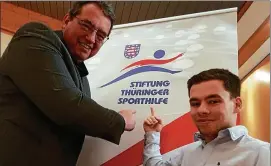  ?? FOTO: JENS HENNING ?? Bernd Neudert, Vorstandsm­itglied Thüringer Sporthilfe, unterstütz­t Behinderte­nsportler Laurenz Fehling (rechts) finanziell.